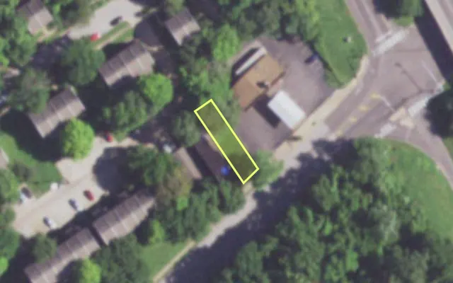 Aerial view of 1407 E GRAND BLVD — vacant lot, St. Louis with approximate parcel outline