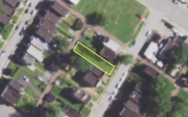 Aerial view of 1477 LAUREL ST — vacant lot, St. Louis with approximate parcel outline