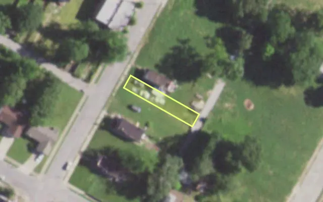 Aerial view of 1918 CLARA AV — vacant lot, St. Louis with approximate parcel outline