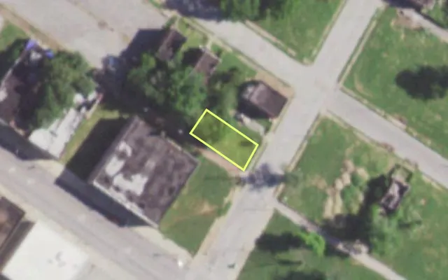 Aerial view of 1515 HAMILTON AV — vacant lot, St. Louis with approximate parcel outline