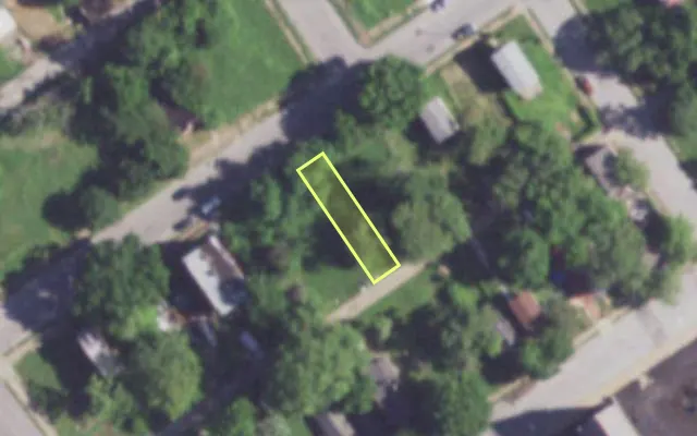 Aerial view of 2120 E PRAIRIE AV — vacant lot, St. Louis with approximate parcel outline
