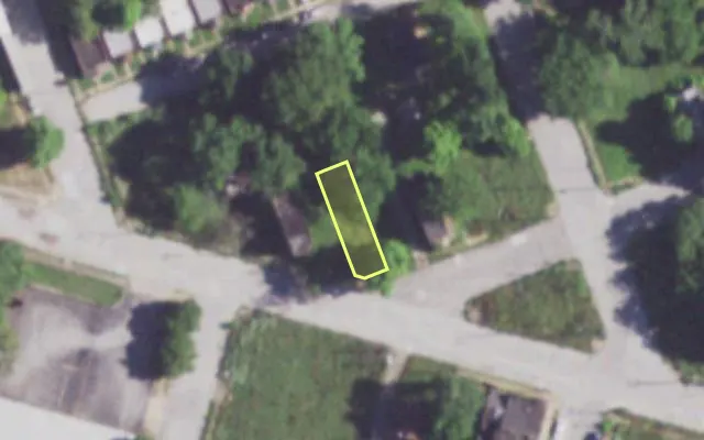 Aerial view of 2015 ANGELRODT ST — vacant lot, St. Louis with approximate parcel outline