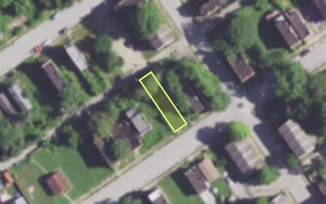 Aerial view of 2009 JOHN AV — vacant lot, St. Louis with approximate parcel outline