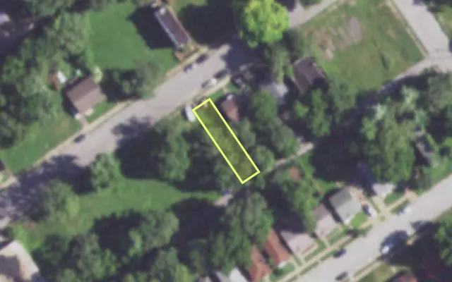 Aerial view of 1826 E PRAIRIE AV — vacant lot, St. Louis with approximate parcel outline