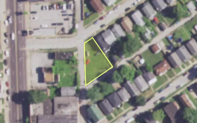 Aerial view of 768 PONCE AV — vacant lot, St. Louis with approximate parcel outline