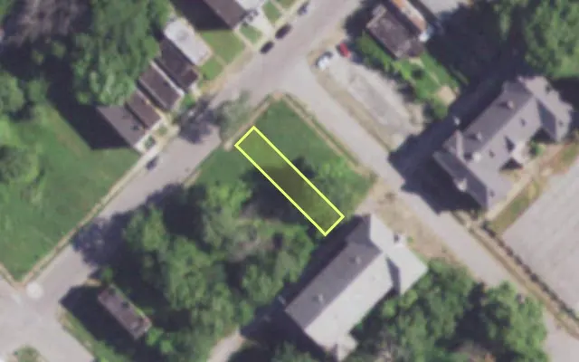 Aerial view of 2104 E COLLEGE AV — vacant lot, St. Louis with approximate parcel outline