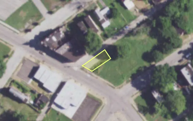 Aerial view of 3811 W FLORISSANT AV — vacant lot, St. Louis with approximate parcel outline